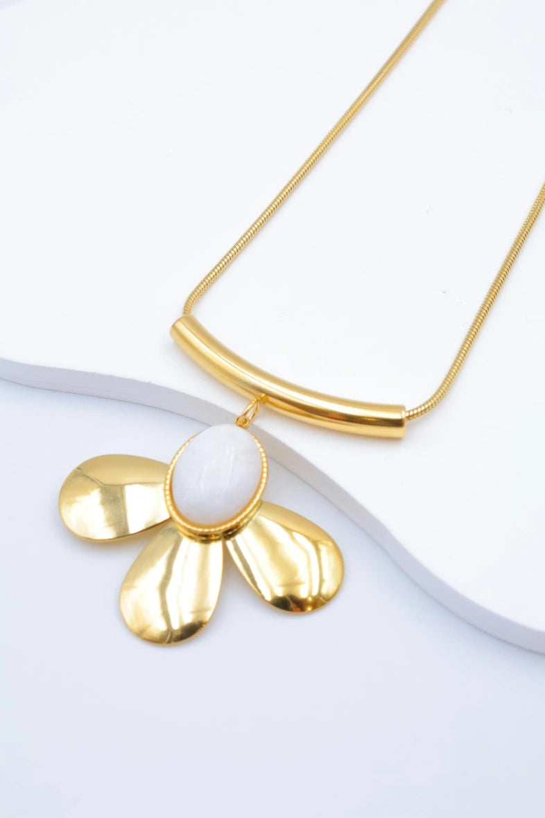 Collier avec pendentif en forme de fleur - BLANC