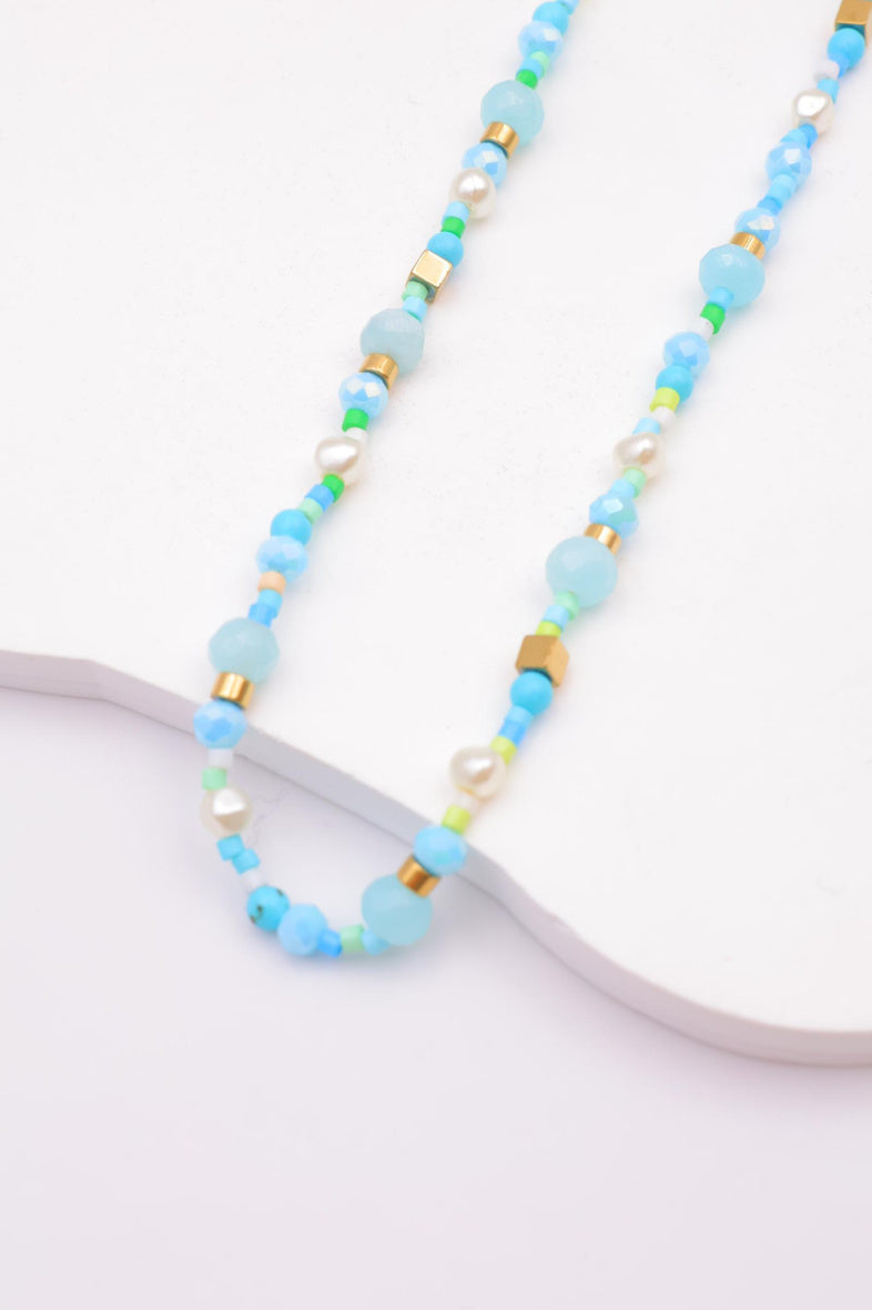 Collier avec cristaux colorés, pierres cylindriques, cubes dorés et perles - BLEU