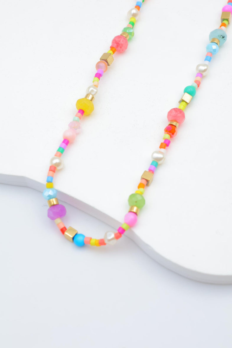 Collier avec cristaux colorés, pierres cylindriques, cubes dorés et perles - MULTICOLORE
