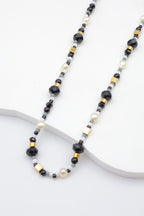 Collier avec cristaux colorés, pierres cylindriques, cubes dorés et perles - NOIR