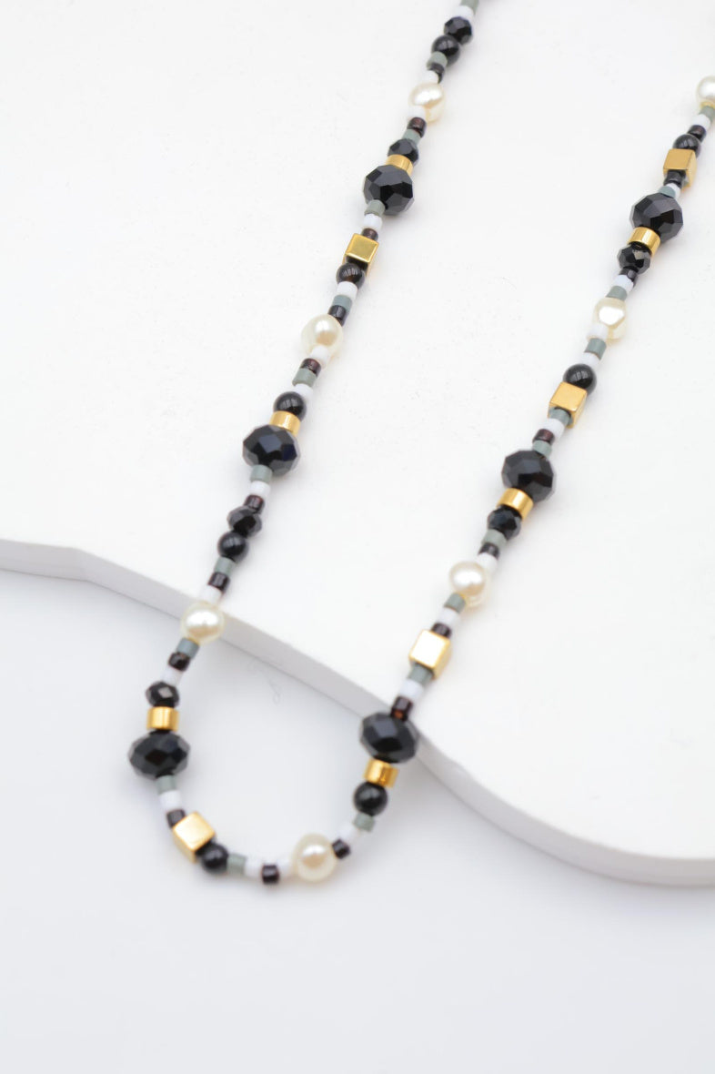 Collier avec cristaux colorés, pierres cylindriques, cubes dorés et perles - NOIR