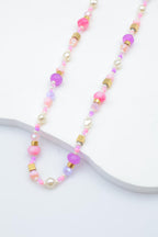Collier avec cristaux colorés, pierres cylindriques, cubes dorés et perles - VIOLET