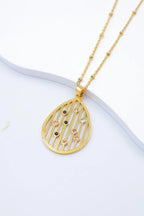 Collier avec pendentif ajouré et perles en cristal - DORÉ