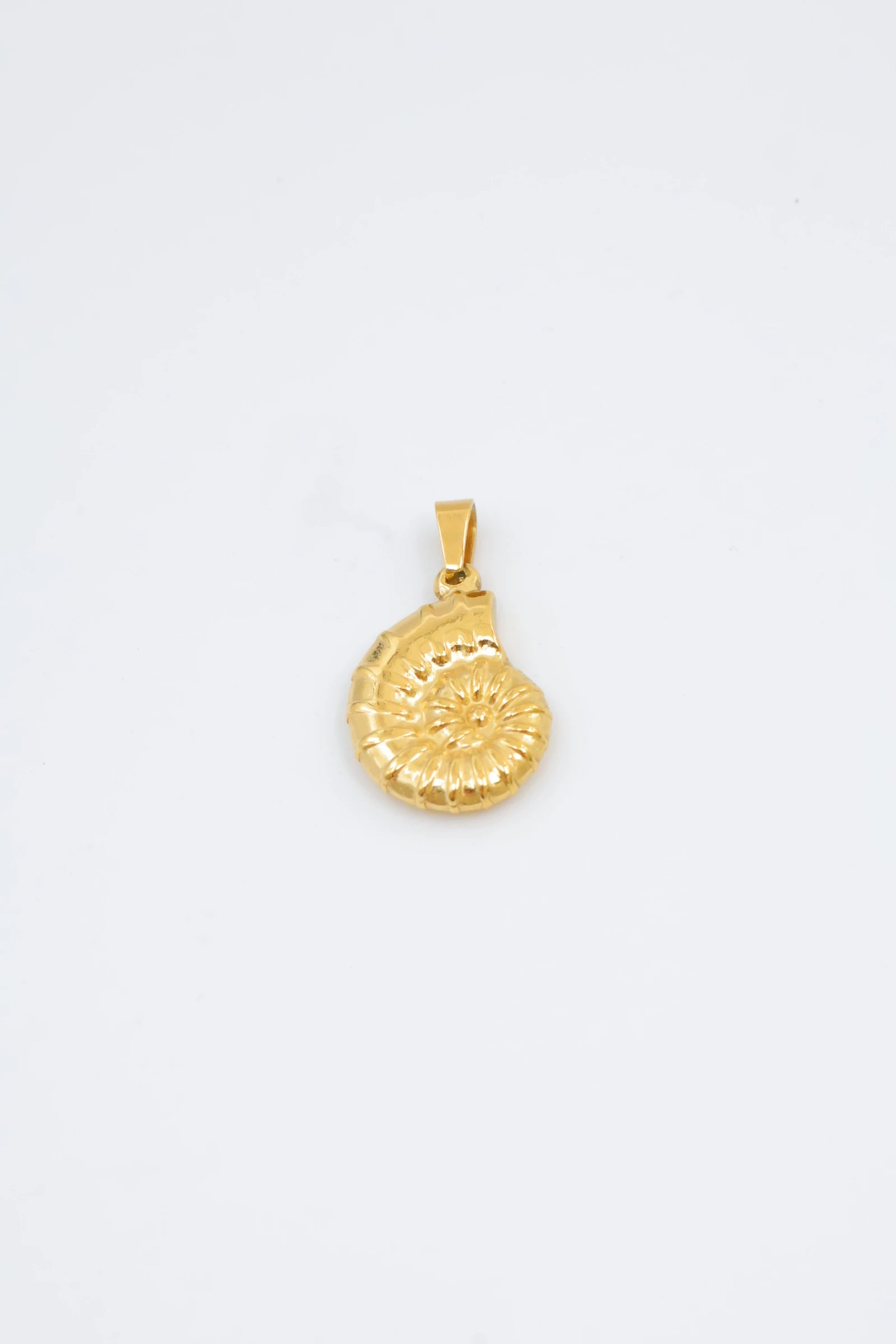 Pendentif coquillage - DORÉ