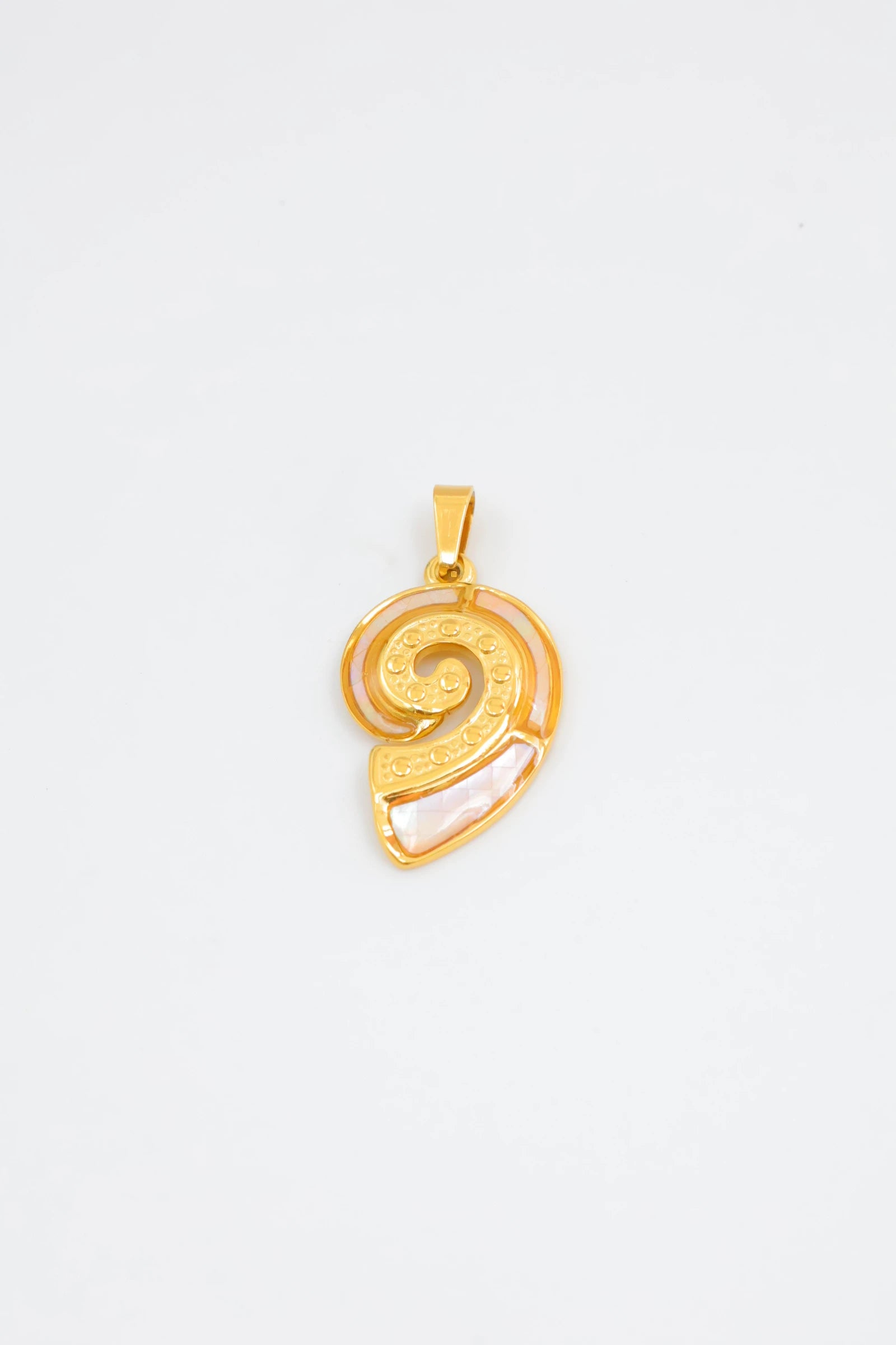 Pendentif coquillage avec nacre - DORÉ