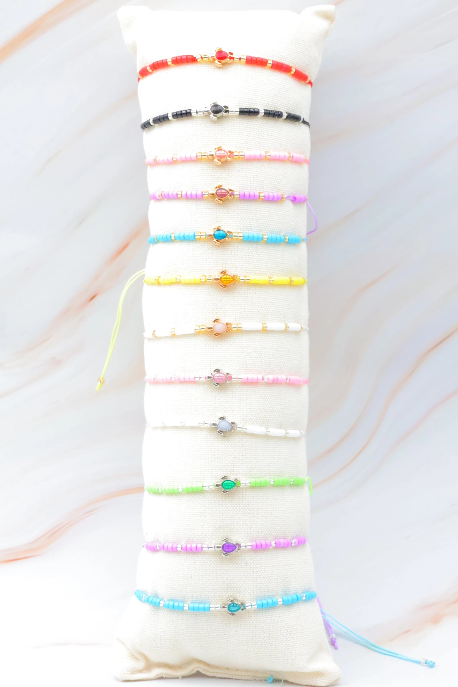 Lot de 12 bracelets en métal avec coussin - MULTICOLORE