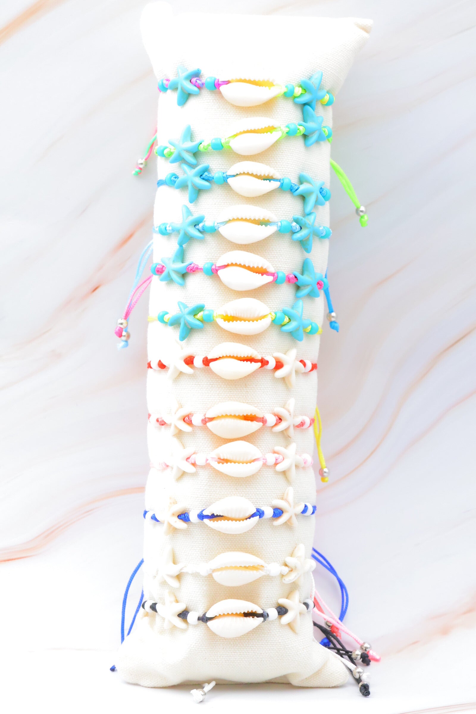 Lot de 12 bracelets en métal avec coussin - MULTICOLORE