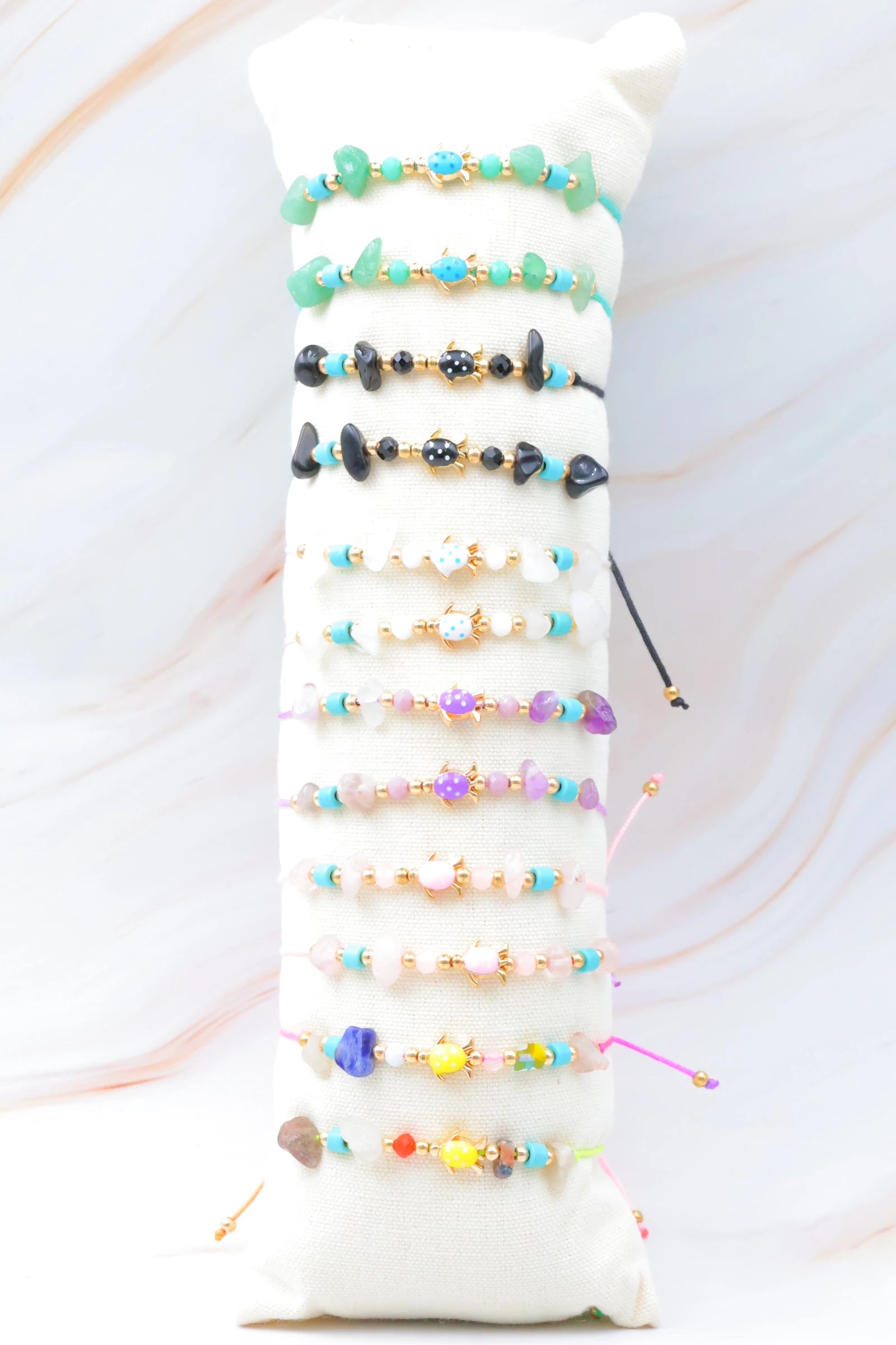 Lot de 12 bracelets en métal avec coussin - MULTICOLORE