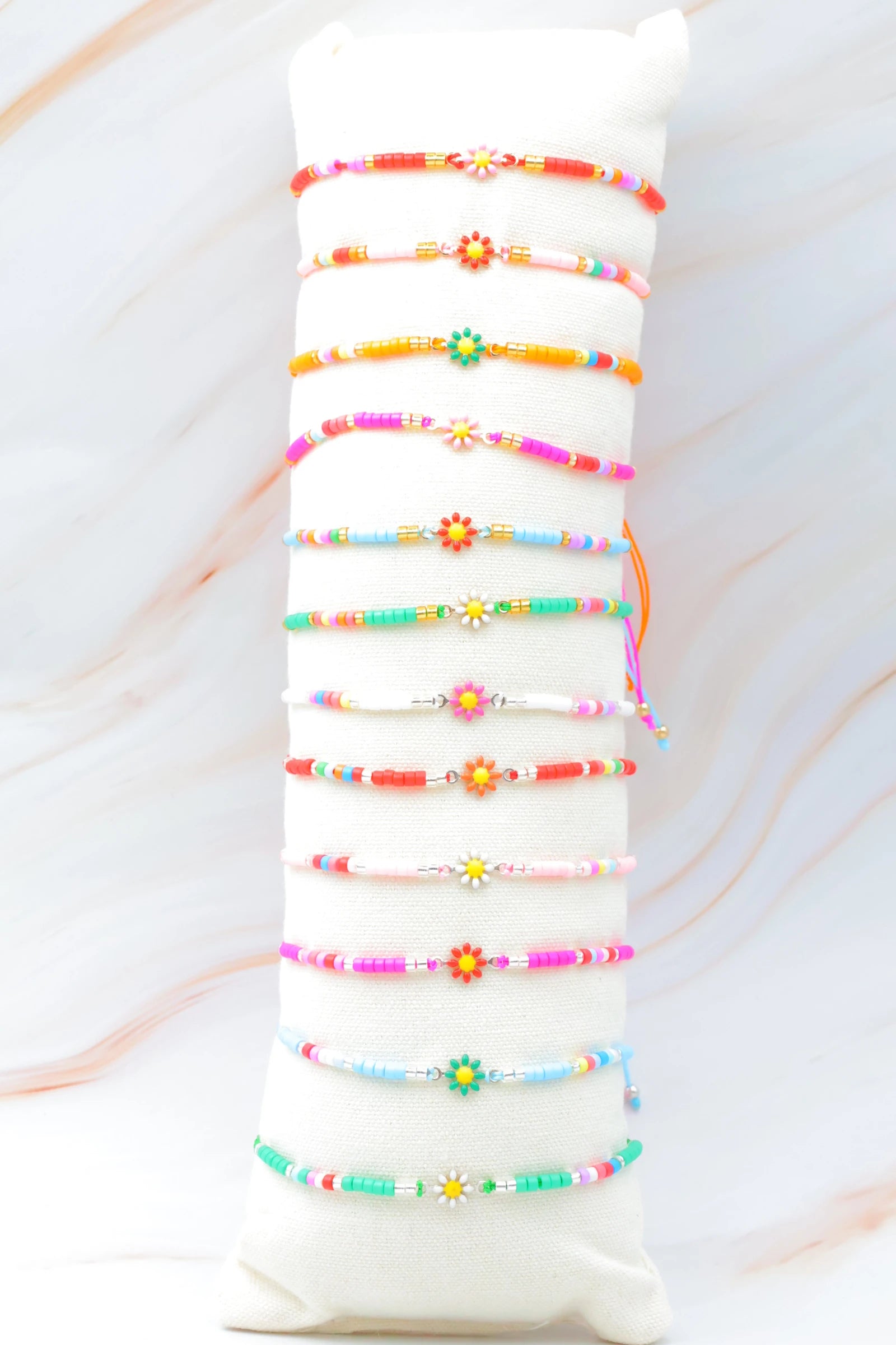 Lot de 12 bracelets en métal avec coussin - MULTICOLORE