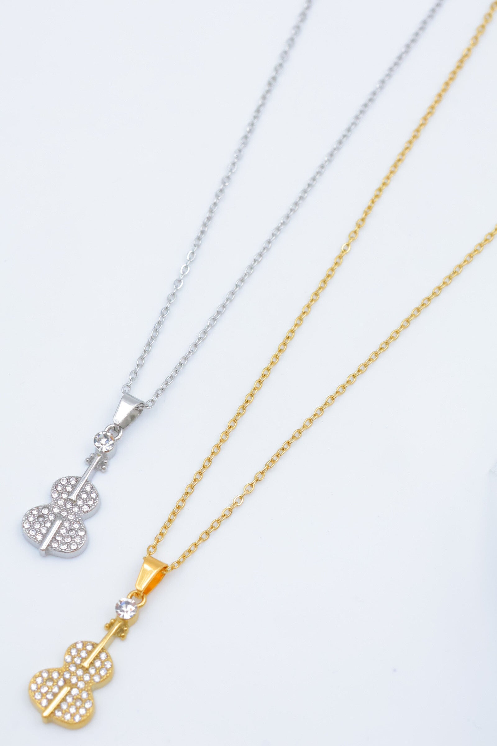 Collier avec pendentif en forme de violon orné de mini strass et d'un petit cristal. - DORÉ