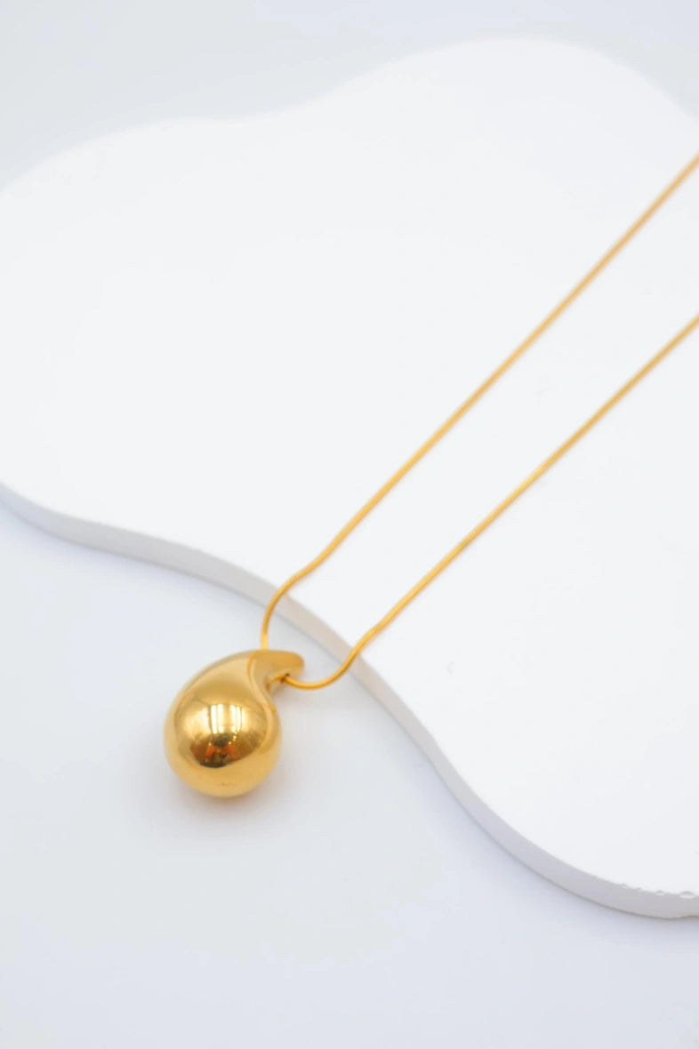 Collier avec pendentif en forme de goutte - DORÉ