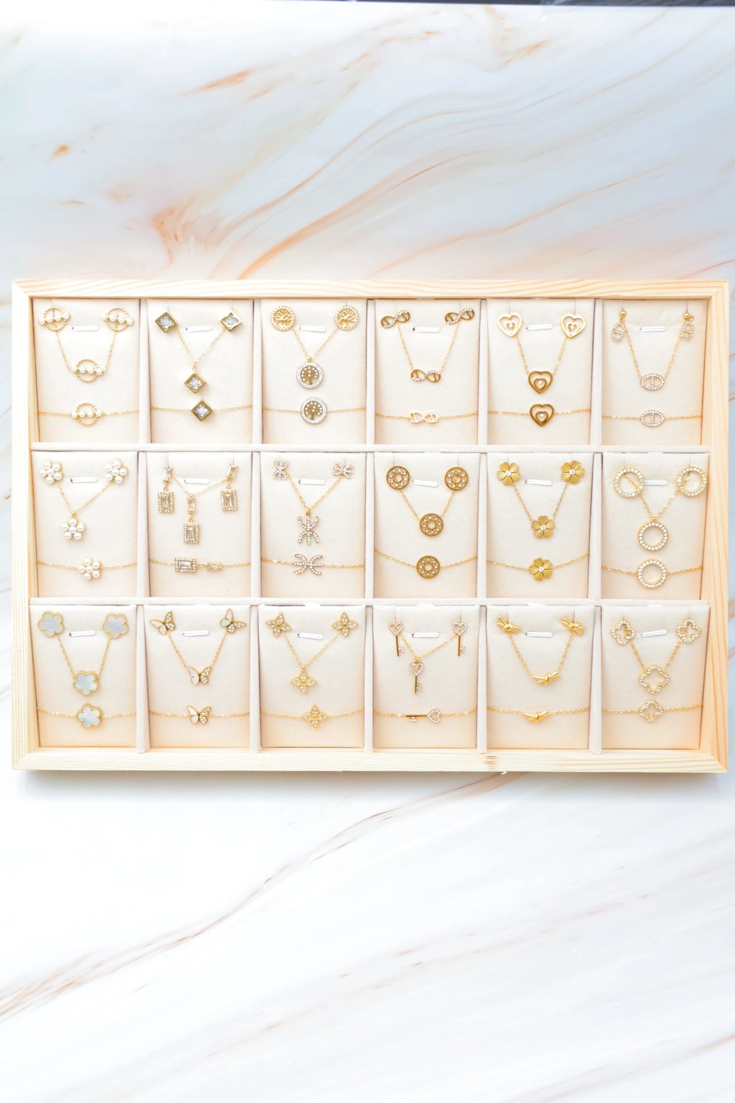 Lots de bijoux avec présentoir