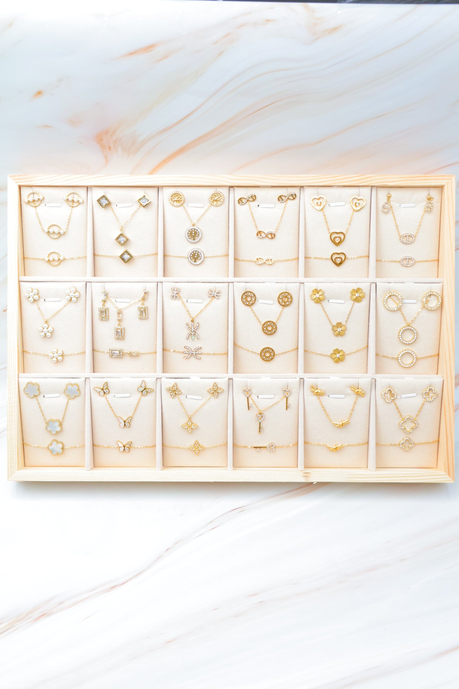 Lot de 18 parures de bijoux en acier inoxydable, présentoir inclus - DORÉ