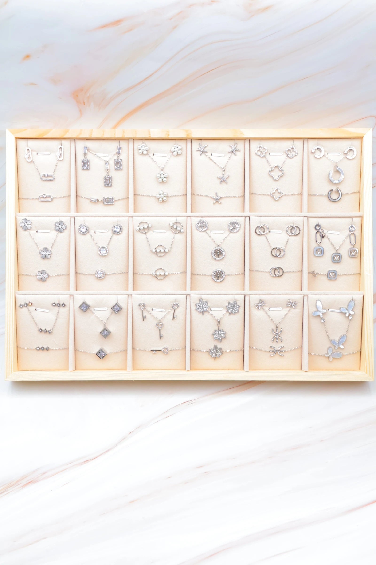 Lot de 18 parures de bijoux en acier inoxydable, présentoir inclus - ARGENT