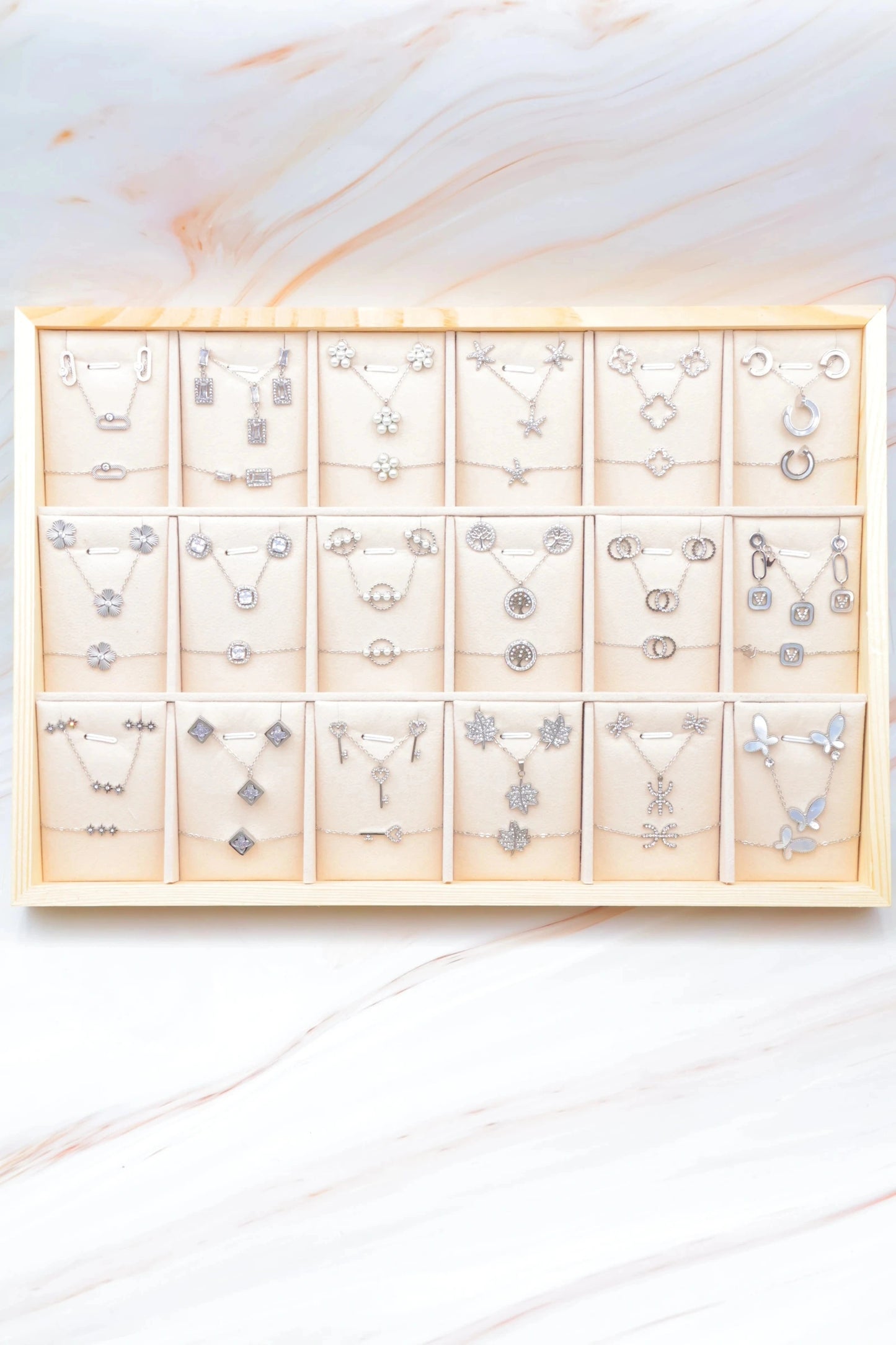 Lots de bijoux avec présentoir