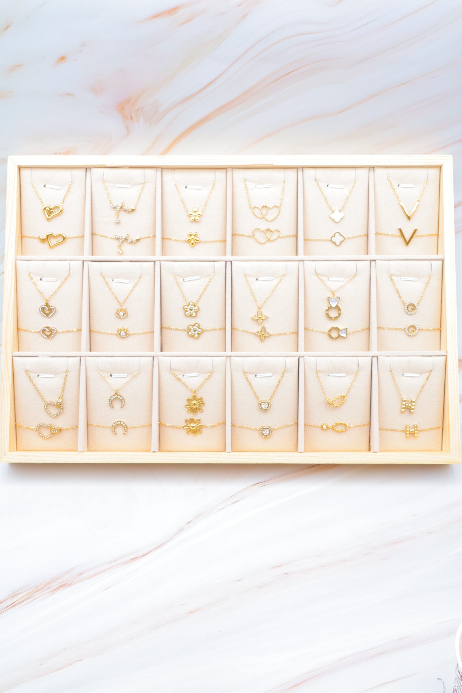 Lot de 18 parures de bijoux en acier inoxydable, présentoir inclus - DORÉ