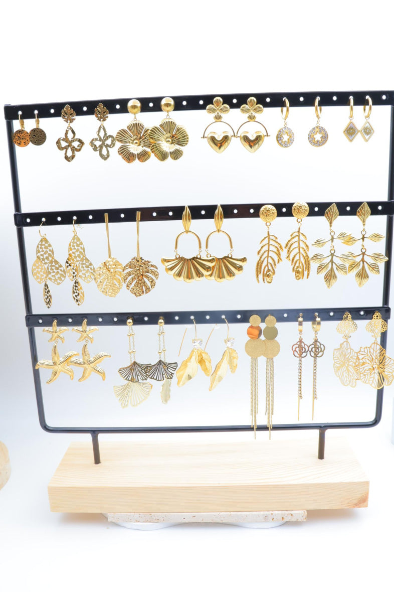 Lot de 17 boucles d'oreilles avec présentoir - DORÉ