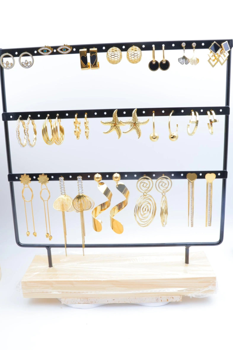 Lot de 18 boucles d'oreilles avec présentoir - DORÉ