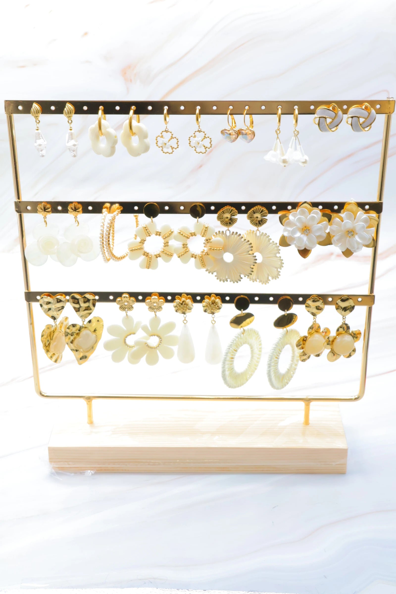 Lot de 16 boucles d'oreilles - présentoir inclus - BLANC