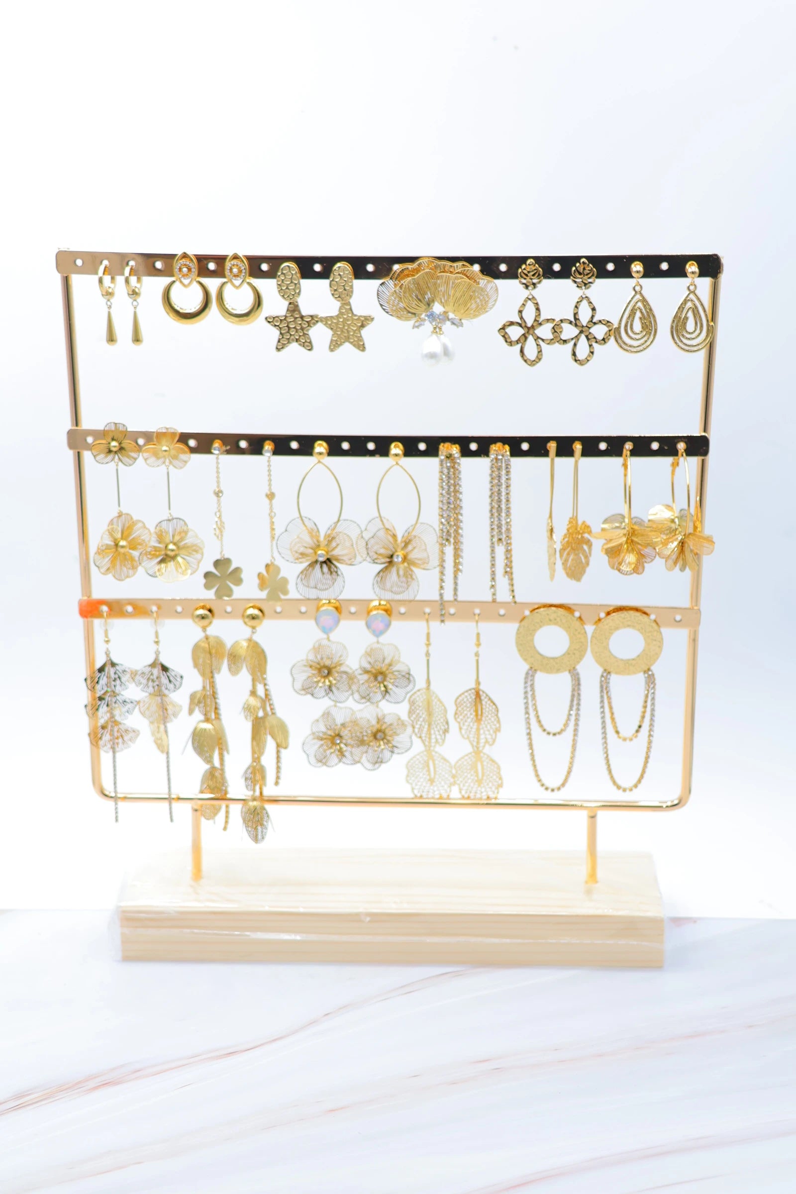 Lot de 17 paires de boucles d'oreilles avec présentoir - DORÉ