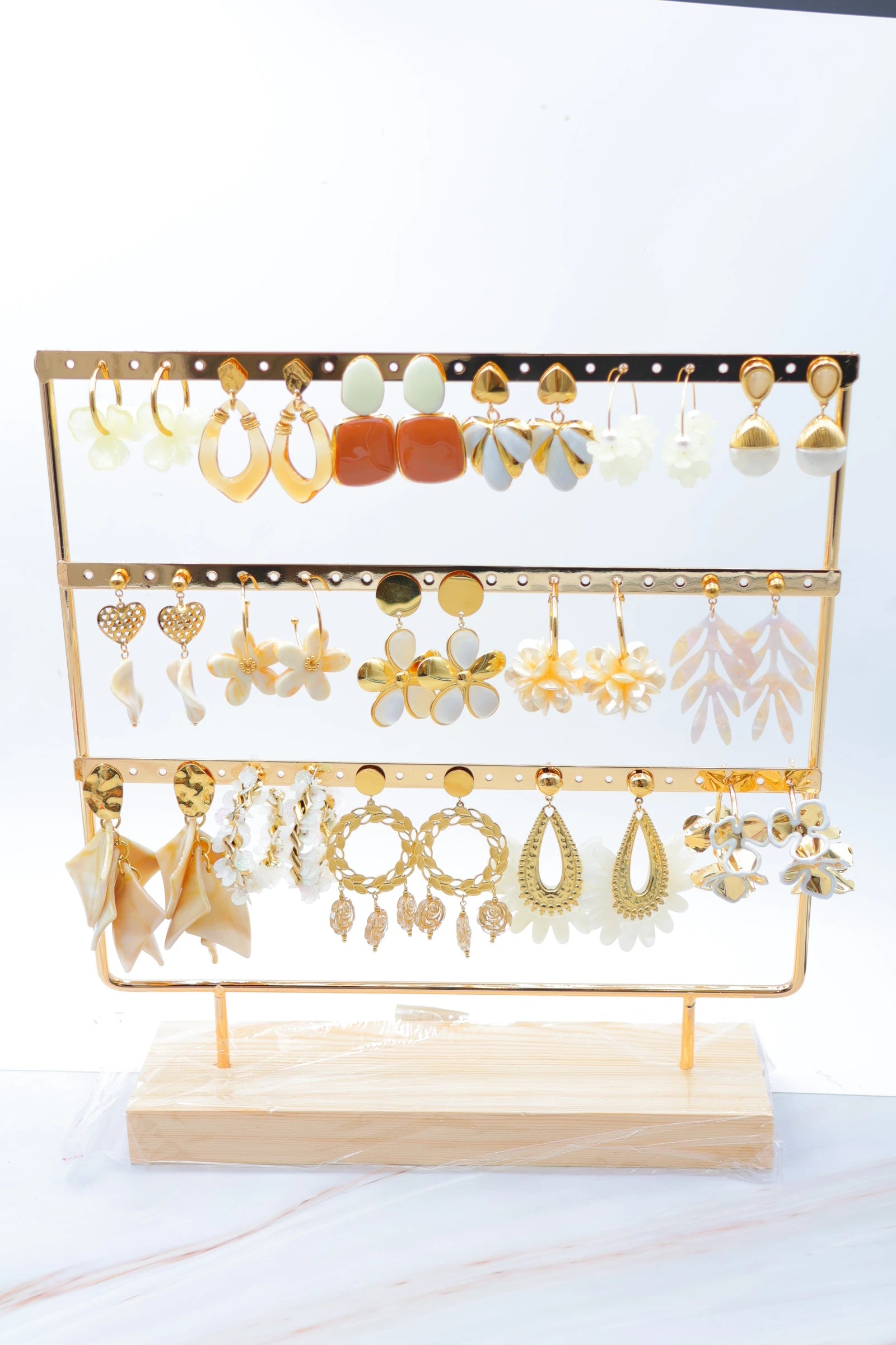 Lot de 16 paires de boucles d'oreilles avec présentoir - DORÉ