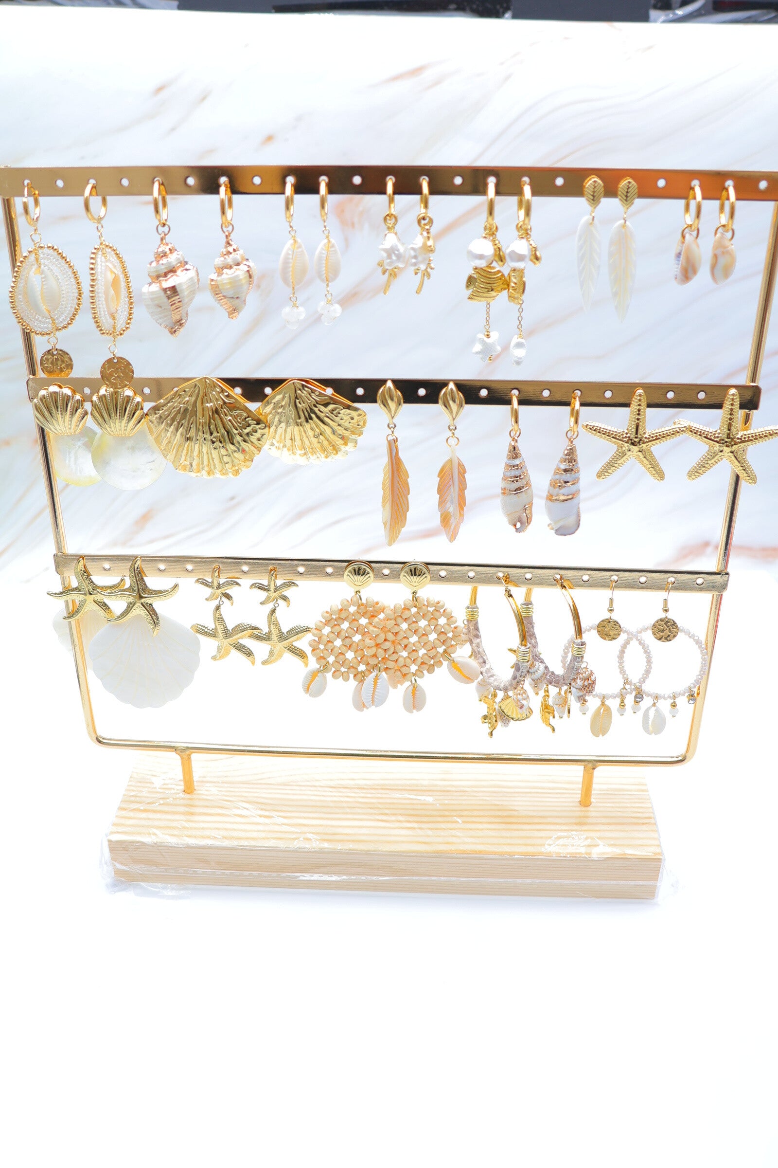 Lot de 16 boucles d'oreilles avec présentoir inclus - DORÉ