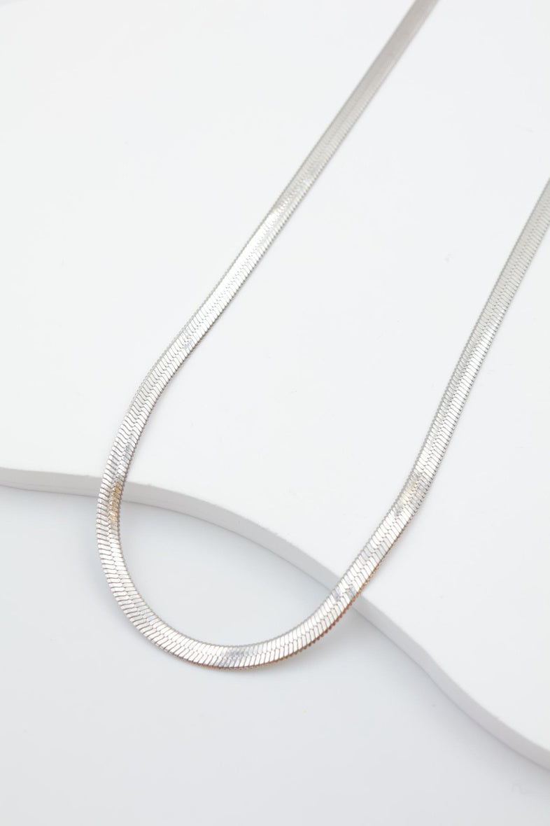 Collier plat avec motif en chevrons - ARGENT