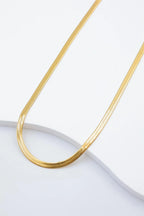 Collier plat avec motif en chevrons - DORÉ