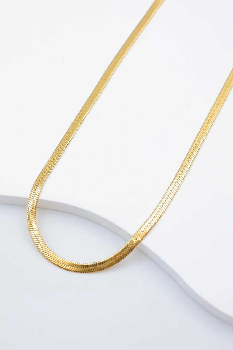 Collier plat avec motif en chevrons - DORÉ